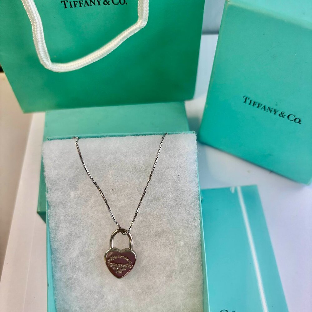 Tiffany & Co. pre-own Silver Return to Tiffany heart pendant and silver chain.